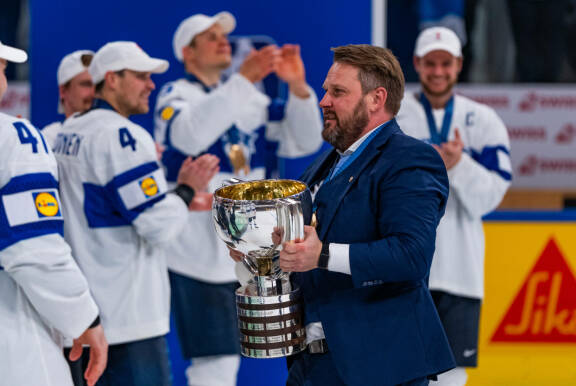 Antti Pennanen nosti pokaalia