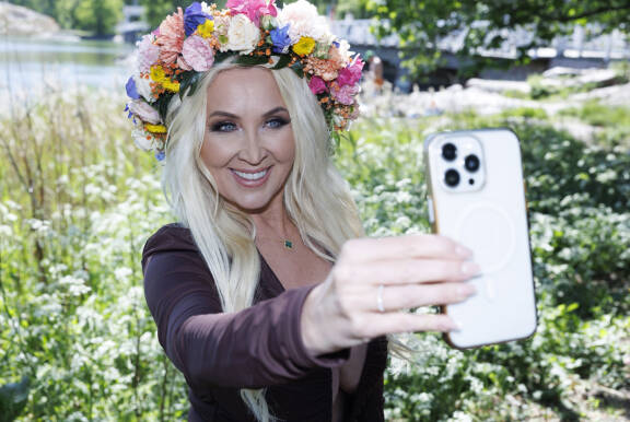 Susanna on tottunut poseeraamaan lehdissä ja sosiaalisessa mediassa jo vuosikymmenet.