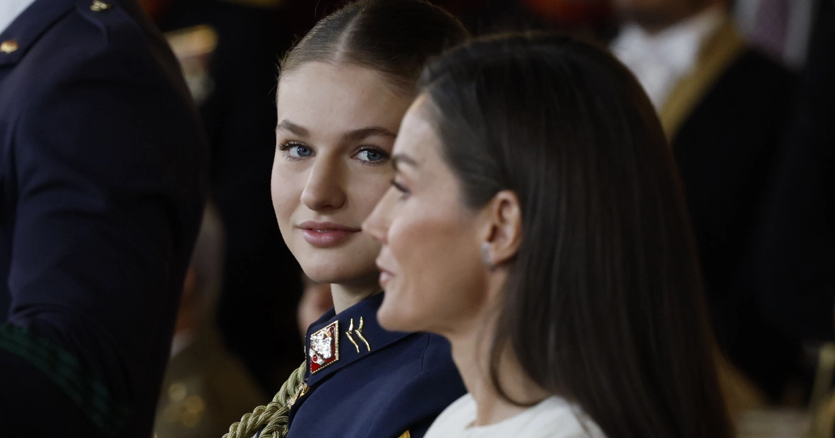 Espanjan kuningatar Letizia hämmästytti olkaimettomassa asussa: Hurja kunto paljastui