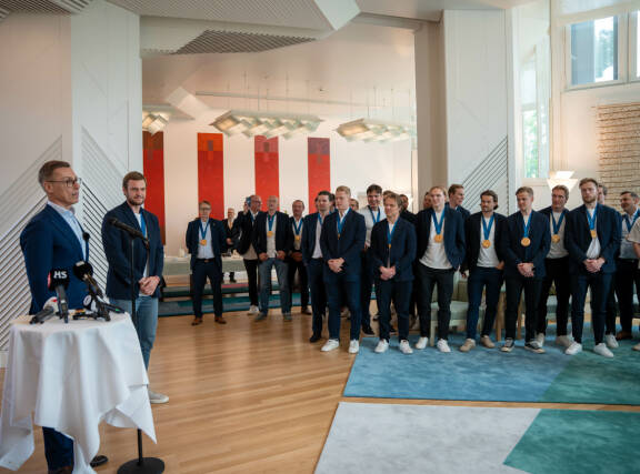 Leijonat kuuntelivat presidenttiä hymyssä suin.