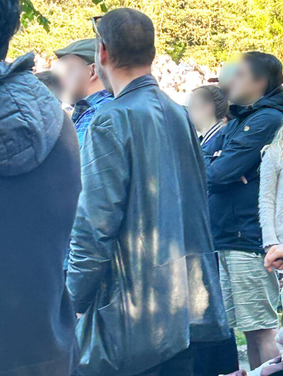 Joonas soluttautui juhlakansan joukkoon tummassa asukokonaisuudessaan.