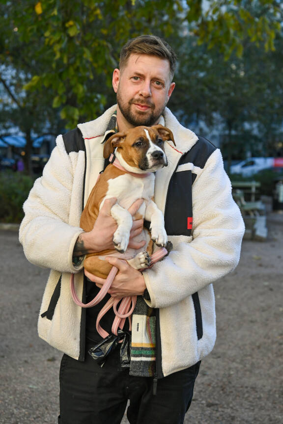 Jussi ja Mimmi-koira kuvattuna 2023.
