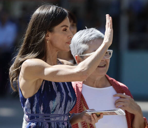 Hola eli moro, Letizia kenties sanoo. Kirjamessuilla esiintyneen kuningattaren kourassa on ollut muutakin kuin painavaa kirjallisuutta.