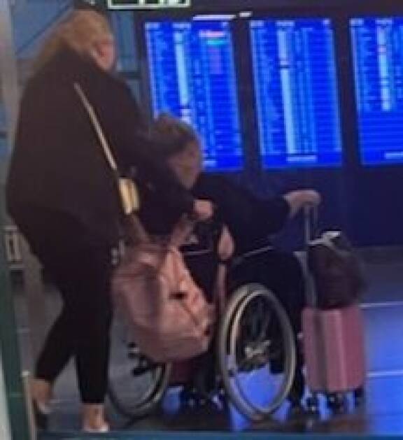 Hennan reissukumppani auttoi, kun tämä itse oli huonovointinen.
