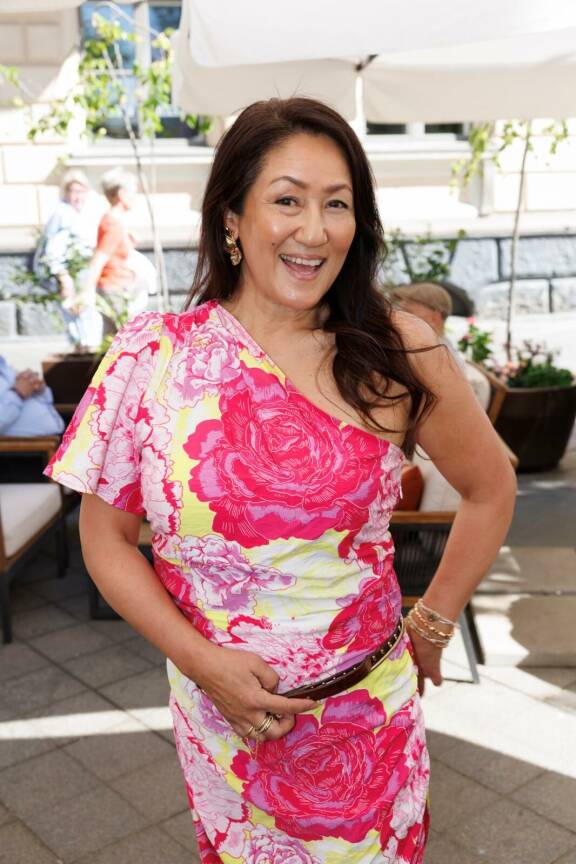 Noriko toivotti kesän tervetulleeksi NH Collection Helsinki Grand Hansan eli tutummin Grand Hansan terassin avajaisissa ydinkeskustassa, uuden ja vanhan ylioppilastalon välissä.