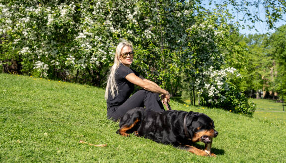 Martina ja Nala koira nauttimassa kesäisistä tunnnelmista.