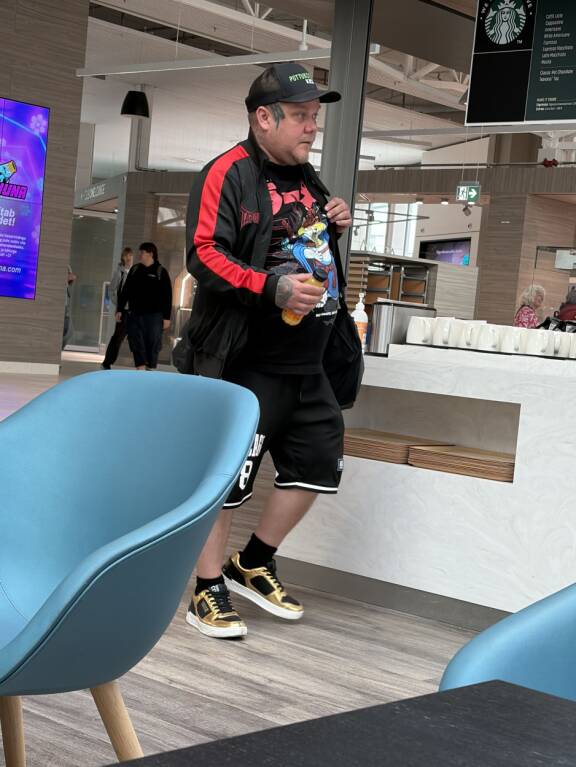 Jokke näytti hieman huolestuneelta.