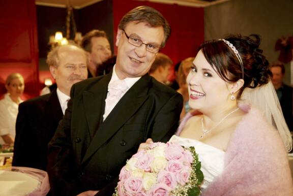 Salatut elämät MTV3-kanavalla maanantaina 1.6.2009 klo 19.30 jaksolla Perutaan häät, perutaan yhteinen hautapaikka? Sallan (Hanna Karjalainen) ja Ismon (Esko Kovero) vihkiminen siirtyy hääkirkosta Kentauriin ja vieraat ovat ihmeissään. Seppo ja Helena muiden muassa järjestävät häitä kovalla tohinalla ja Helena on vähällä pudottaa laukkuun kätkemänsä antiikipistoolin… Paula huolestuu Eeron lipsauttaessa Aarosta, ja syystä… Mukana juhlassa ja unohtumattomia käänteitä sisältävässä jaksossa ovat myös morsiamen vanhemmat Markku ja Mirkku Mattila (Ossi Ahlapuro ja Tuija Piepponen). Tämä hääjuhla muuttaa kaiken.Sarja palaa MTV3-kanavalle kesätauon jälkeen elokuussa.Kuvassa: Esko Kovero (Ismo) ja Hanna Karjalainen (Salla).