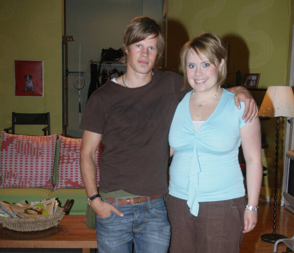 20070806. Konala, Helsinki.Salatut ElŠmŠt -tŠhtien tapaaminen.Kuvassa: Ville Seivo aka. Tuomo tervajoki ja Hanna Karjalainen aka. Salla Mattila.7 PŠivŠŠ / Matti Matikainen.