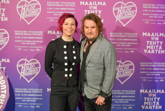 Jenni Mustajärvi ja Olli Anttila vuonna 2020 Maailma on tehty meitä varten -musikaalin ensi-illassa Peacockissa.