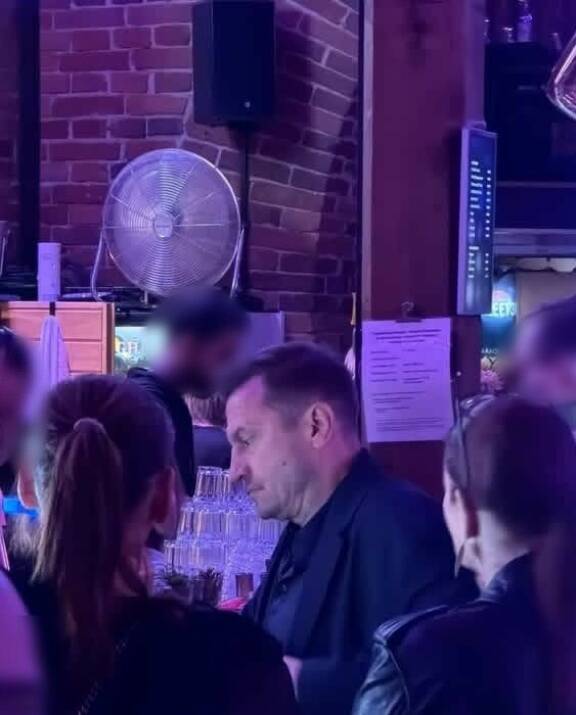 Lukijan mukaan Ville vaikutti vaivaantuneelta kahlatessaan läpi fanilauman baaritiskille.