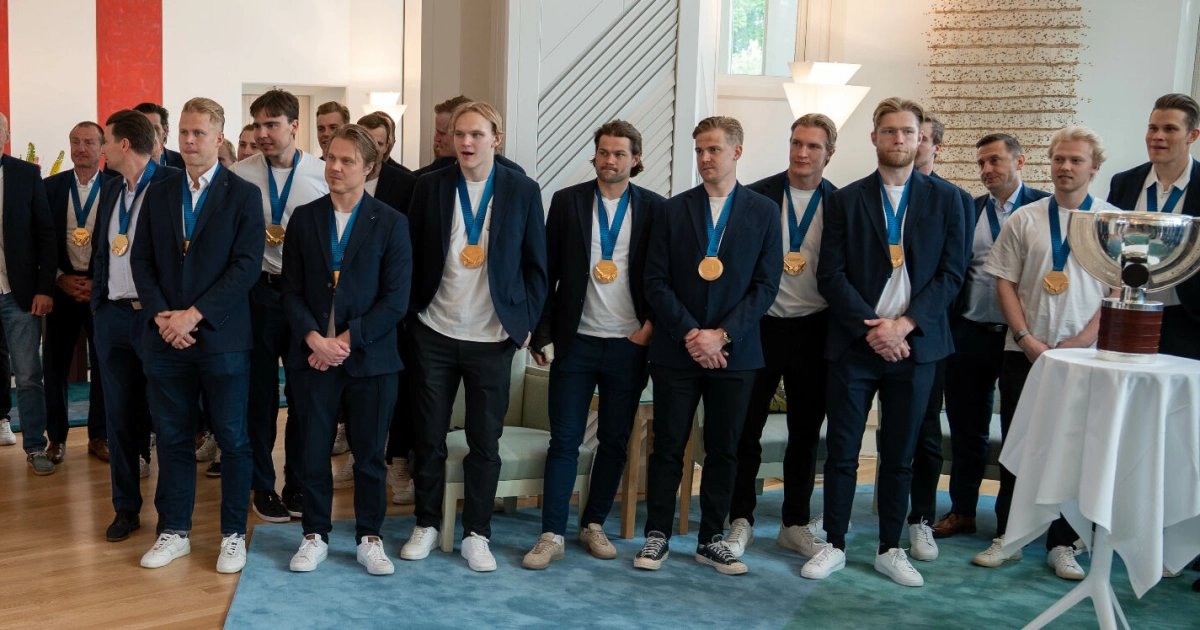 Iskikö väsymys? Kultaleijonat nuupahtaneina keikkayleisössä – kuvat - Seiska.fi