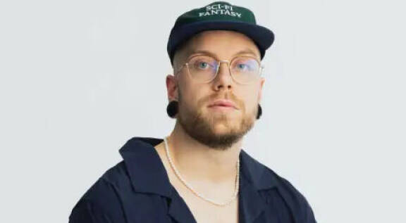 Aleksi on tullut tutuksi Suomirap-radionakanavan aamujuontajana.