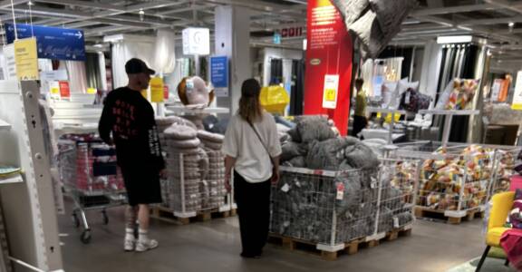 Pettämiskohussa ryvettynyt Aleksi Korpijaakko huonekaluostoksilla kaunottaren kanssa – kuvat!