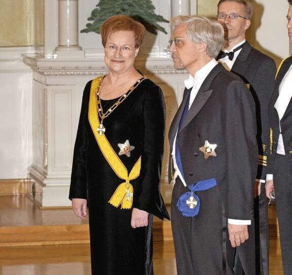 Tarja Halonen on Suomen historian ensimmäinen naispuolinen presidentti. Vieressä Tarjan puoliso Erkki Tuomioja. Kuva Linnan juhlista 2004.