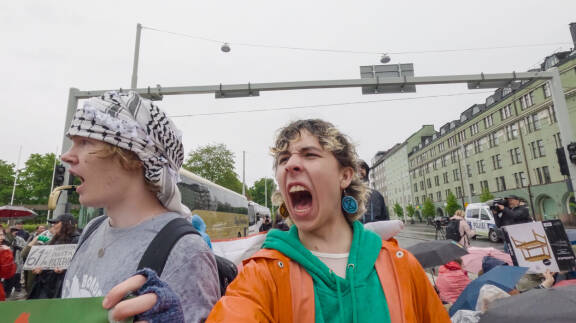 Ylen Nepot-sarjassa Frans Frangén kuvaa itseään Elokapinan mielenosoituksessa Helsingissä Mannerheimintiellä kesäkuussa 2025. Jaksossa nähdään myös Fransin kinniottotilanne.