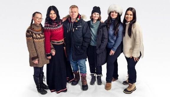 Sampo, Minttu ja muut Kaulasten maailman tähdet poseeraavat.