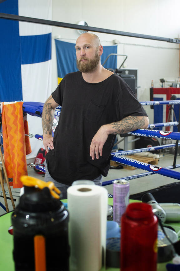 Robert kuvattuna Maarianhaminassa vuonna 2021. Tuttu mies, mutta hivenen nykyistä pehmeämpi olemus.