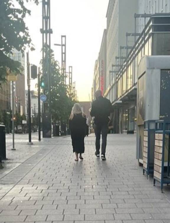 Tiuku repi kuvanottohetkellä aamuneljää, ja kaksin auringonnousuun kävelevässä parissa onkin jotain elokuvallista.