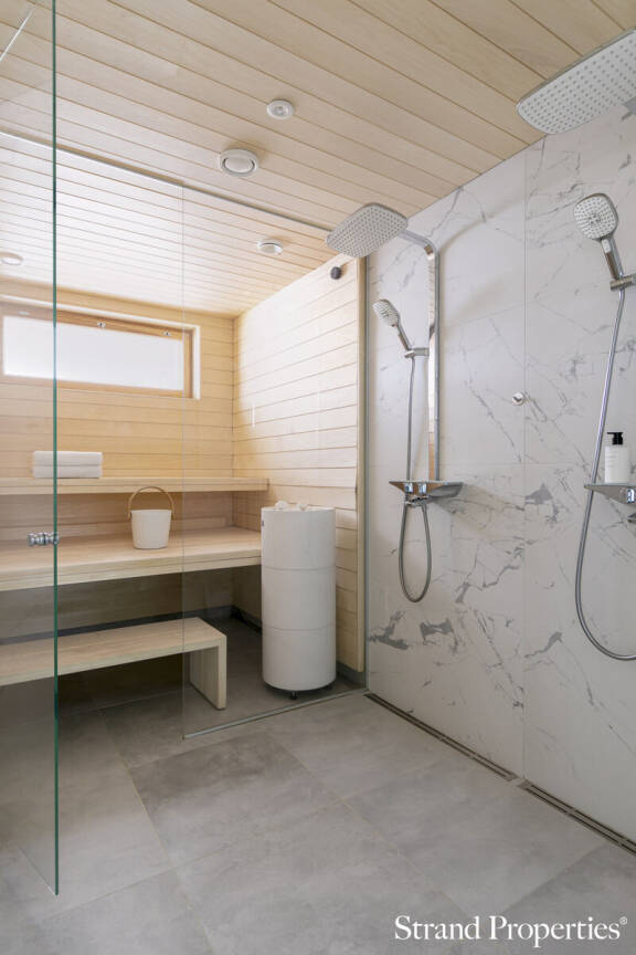 Talossa on myös sauna ja tilava kylpyhuone.