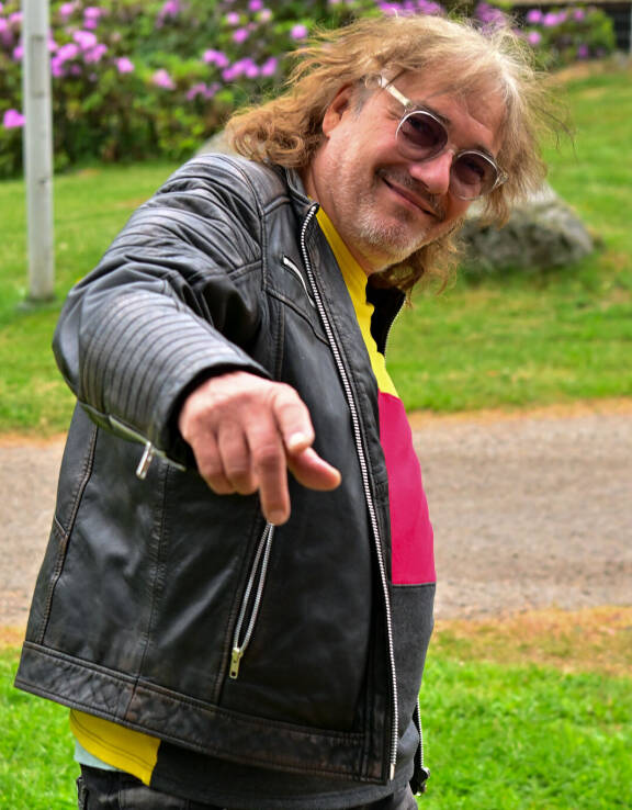 Costello ei turhia jäykistellyt Katri Helena -musikaalin ensi-illassa.