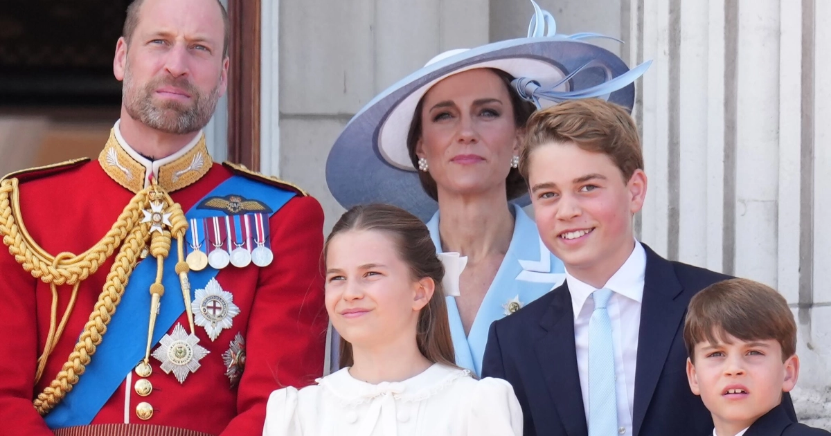 Prinssi William univormussa Trooping the Colour -tapahtumassa: Catherinen ylistävät sanat