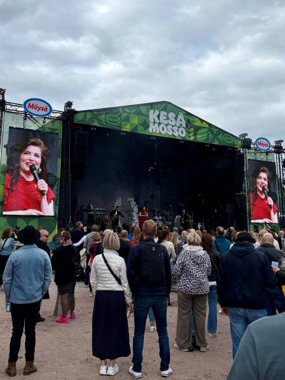 Suvi Teräsniska esiintyi viime perjantaina Lahdessa Kesä Mössö 2026 -festareilla.