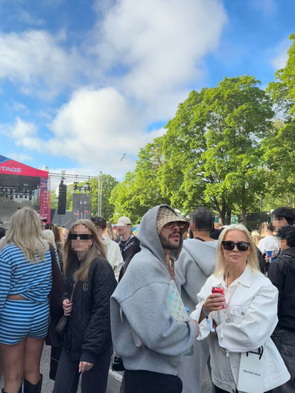 Hajji oli sonnustautunut Louis Vuittoniin, Martina taasen luotti Balenciagaan. Kummankin festarityylin täydensi tölkillinen Coca-cola Zeroa.