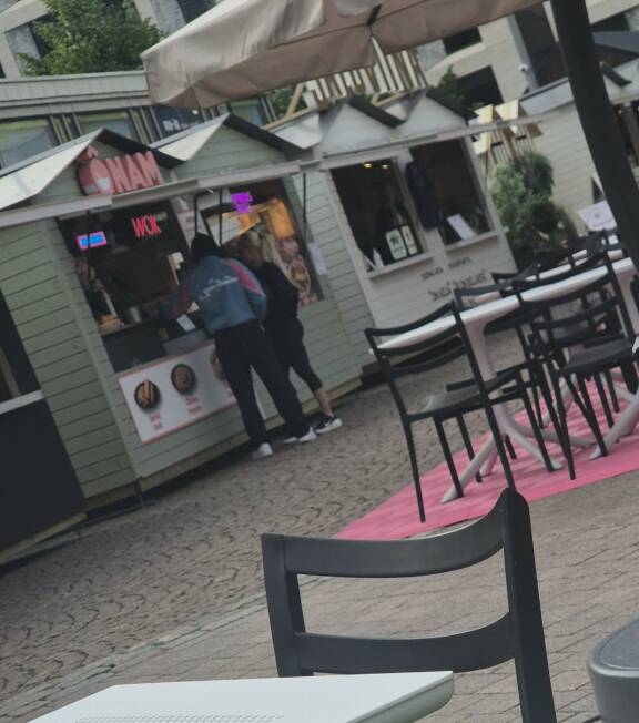 Martina ja Hajji olivat sonnustautuneet ruokatauolleen varsin sporttisesti.