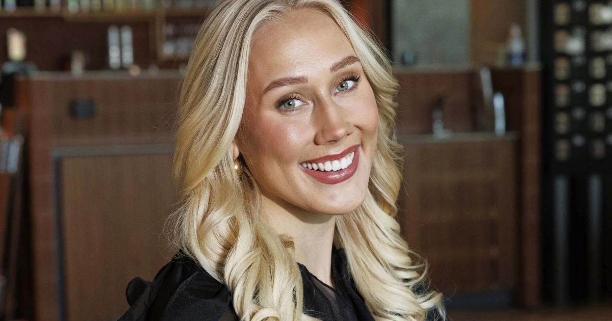 Miss Suomi Tara Lehtonen esittelee festarityylinsä: minimekossa ja -hameessa hyytävässä säässä