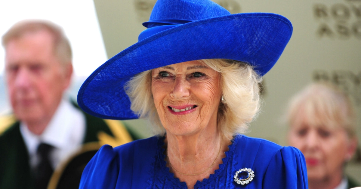 Kuningatar Camilla rikkoi kuninkaallista etikettiä
