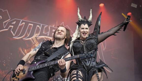 Noora totuttiin näkemään aikaisemmin vahvasti hevikuvioissa, kuten Battle Beast -yhtyeessä.