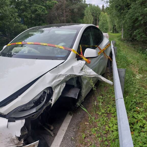 Tesla eri kulmasta