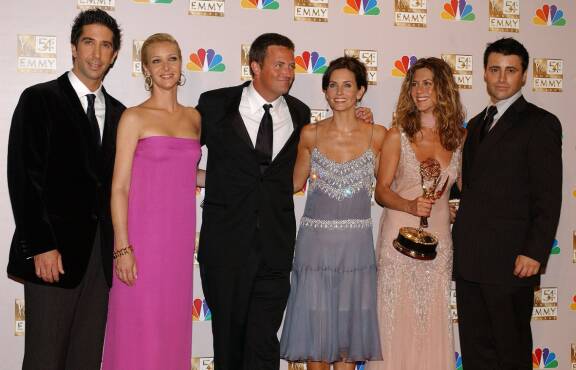Frendeissä Courteneyn esittämä Monica perusti perheen Chandler Bingin kanssa, jota näytteli Matthew Perry (keskellä). Matthew kuoli vuonna 2023 vain 54-vuotiaana. Kuva vuodelta 2002.