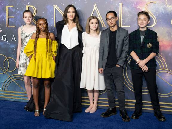 Angelina Jolie lastensa kanssa Eternal-elokuvan ensi-illassa vuonna 2021.