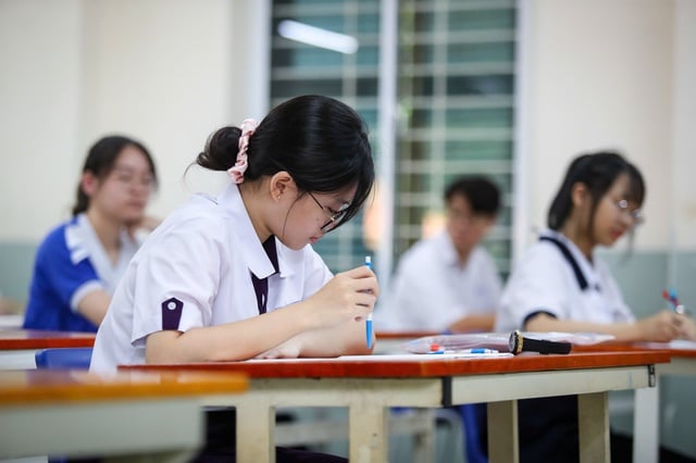 Vì sao đề thi tốt nghiệp THPT toán, tiếng Anh khó nhưng lý lại rất… dễ? - Ảnh 1.