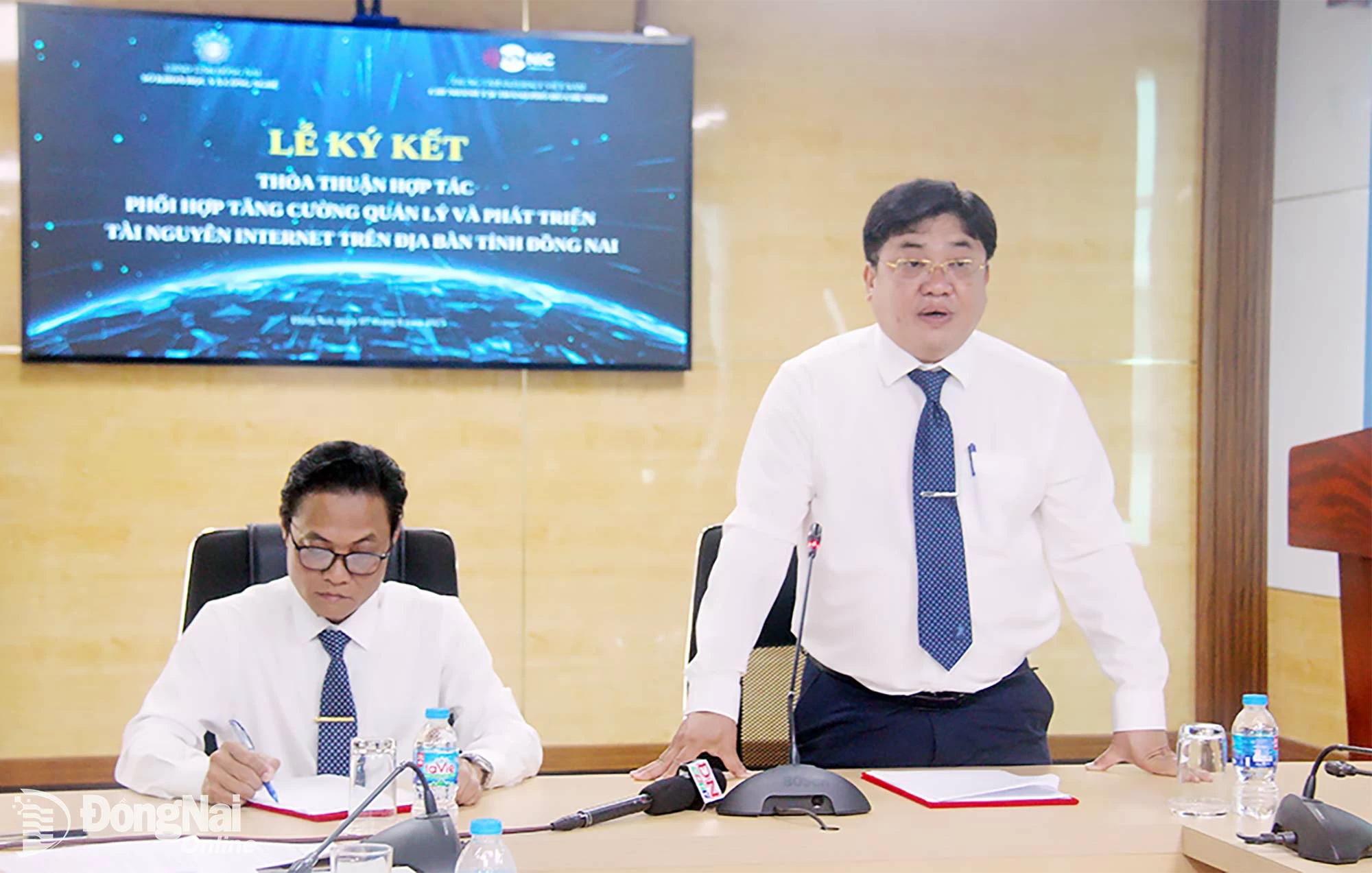Pham Van Trinh, Dong Nain maakunnan tiede- ja teknologiaosaston johtaja, puhuu seremoniassa. Kuva: Hai Quan