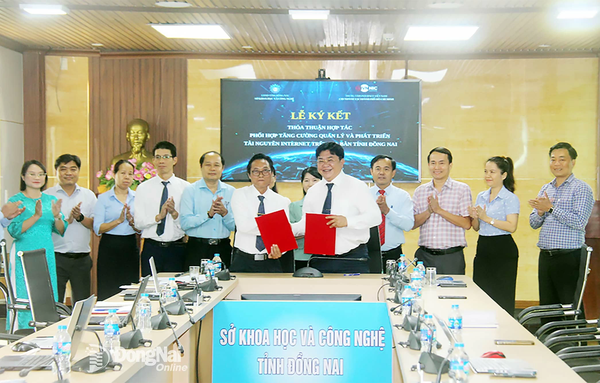 Dong Nain maakunnan tiede- ja teknologiaosaston johtajat ja Vietnamin internetkeskuksen Ho Chi Minh Cityn osasto allekirjoittivat yhteistyösopimuksen. Kuva: Hai Quan