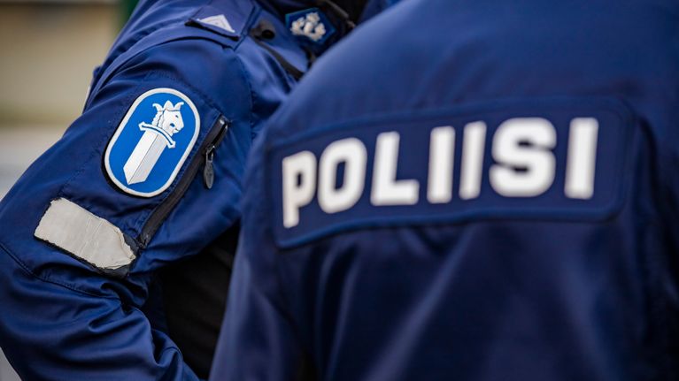 Kaksi poliisia työvaatteissa.