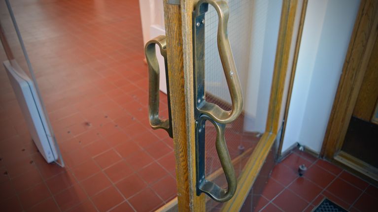 Seinäjoen Aalto-kirjaston messinkiset ovenkahvat. Ylempi aikuisille, alempi lapsille. 
