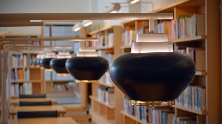 Aalto-kirjaston restauroinnin yhteydessä kaikki mustikka- tai naurislamput kunnostettiin. Sitä ennen niitä säilytettiin varastossa 30 vuotta.