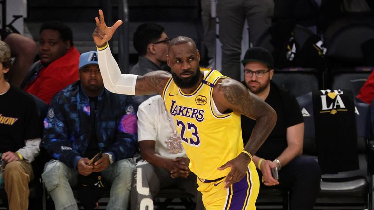 Lebron James ottelussa New Orleansia vastaan. 
