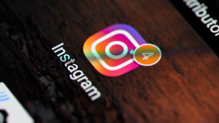 Instagram-sovelluksen logo puhelimen ruudulla.
