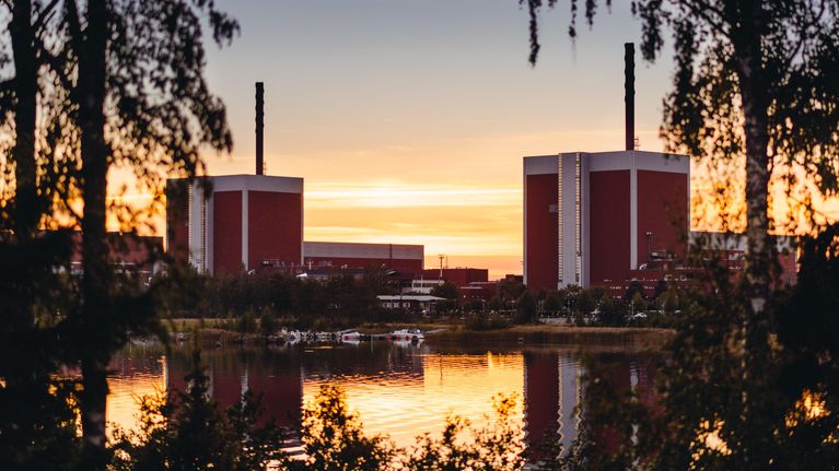 Olkiluodon ydinvoimalaitos vastarannalta kuvattuna.