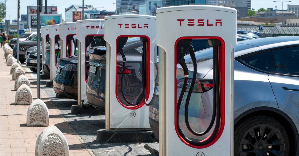 Sähköautovalmistaja Teslan tulos alitti odotukset | Uutisia lyhyesti