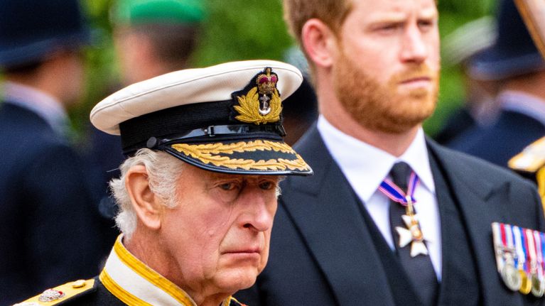 Kuningas Charles ja prinssi Harry kuvattuna vuonna 2022 kuningatar Elisabetin hautajaisissa.