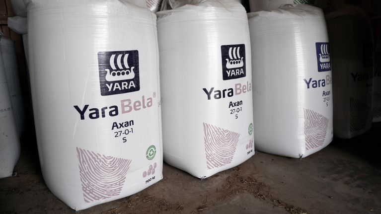 Kolme Yara Bellin valkoista suursäkkiä peltolannoitettetta.