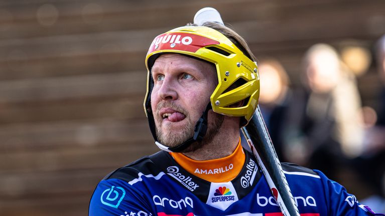 Roope Korhonen pitää mailaa molemmilla käsillä valmiina lyömään.