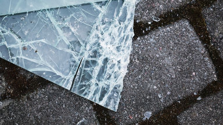 Pihakivetyksellä rikkoontunut parvekelasi.