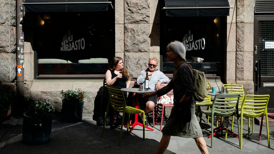 XX ja XX istuvat ravintola Sivukirjaston terassilla.